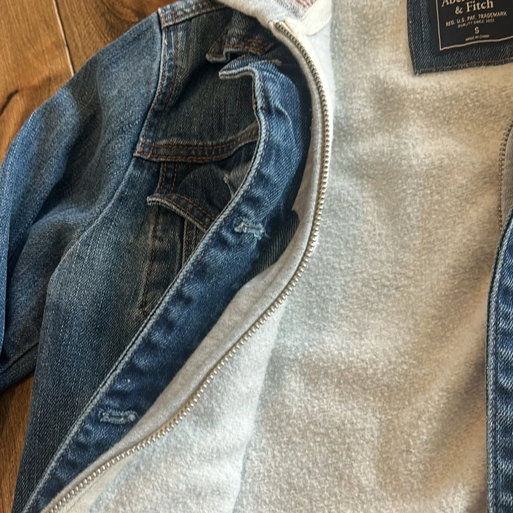 Abercrombie & Fitch Jean jacket with hoodie attached | size small - Picture 3 of 4
